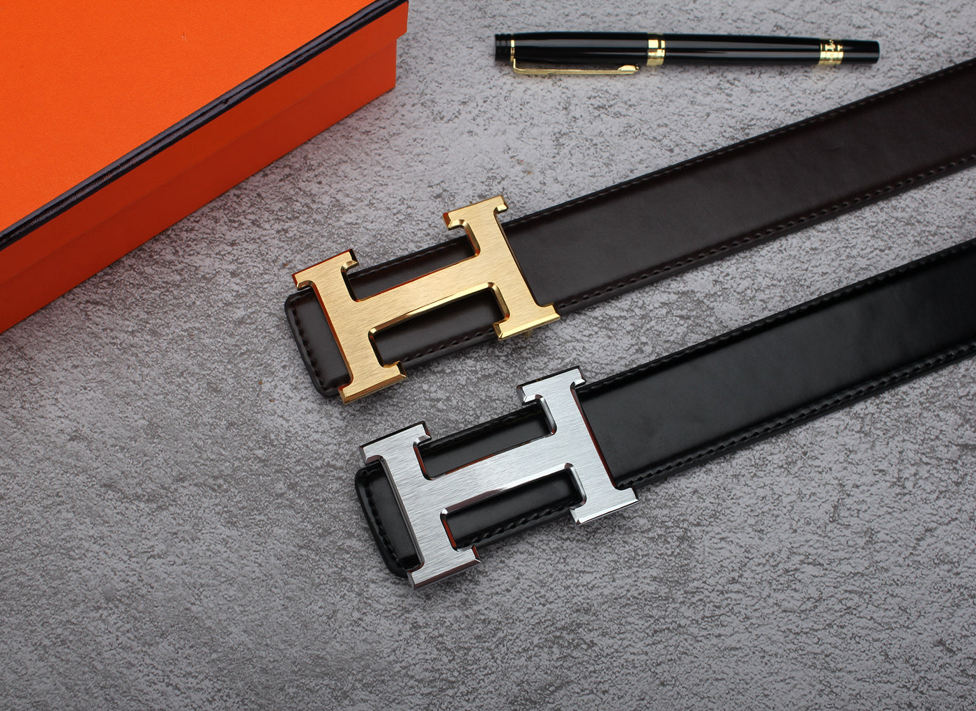 2 Farben Ledergürtel mit klassischer Schnalle (Unisex-Stil)