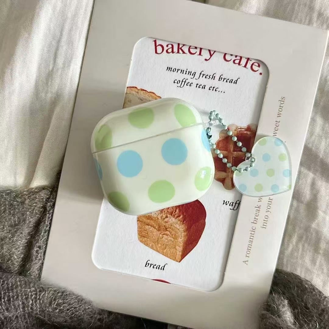ハートチャーム付きポルカドット AirPods ケース – パステルブルー & グリーン
