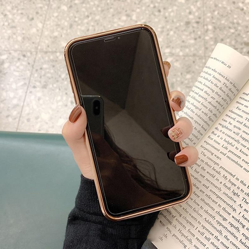 Lesklý perleťový kryt na iPhone