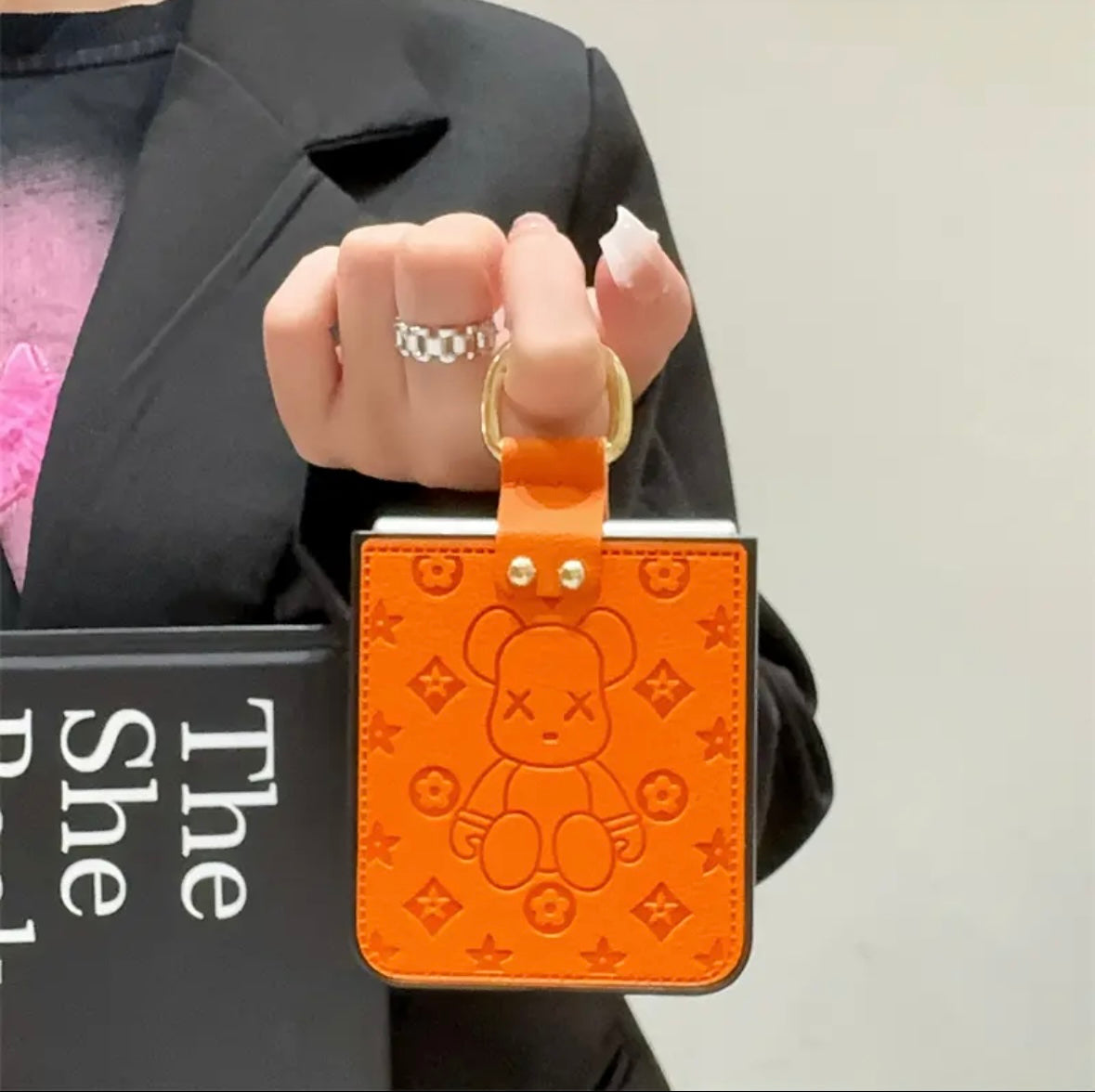 「Samsung Z Flip シリーズ レザー製折りたたみ式落下防止携帯電話ケース、フィンガー リング バックル デザイン付き」