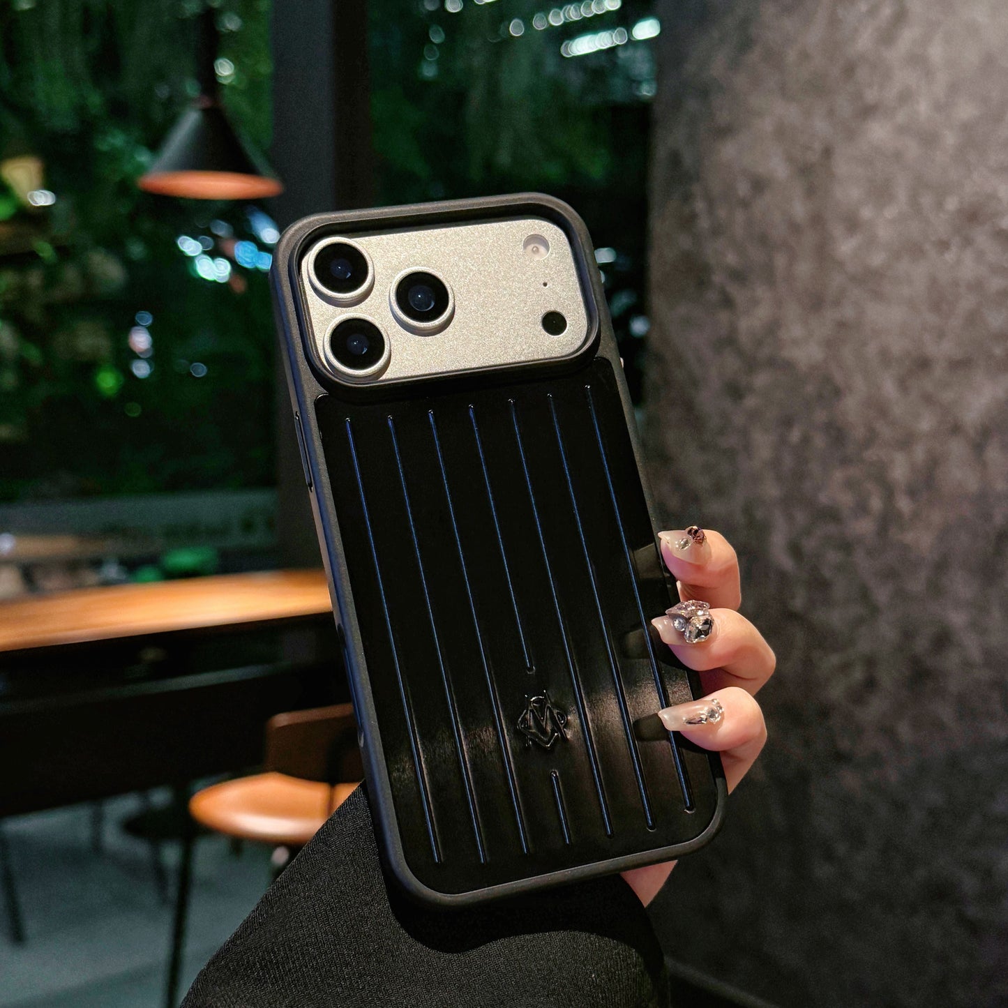 Θήκη iPhone με ραβδώσεις μεταλλική πανοπλία – Κομψή προστασία εμπνευσμένη από τα ταξίδια
