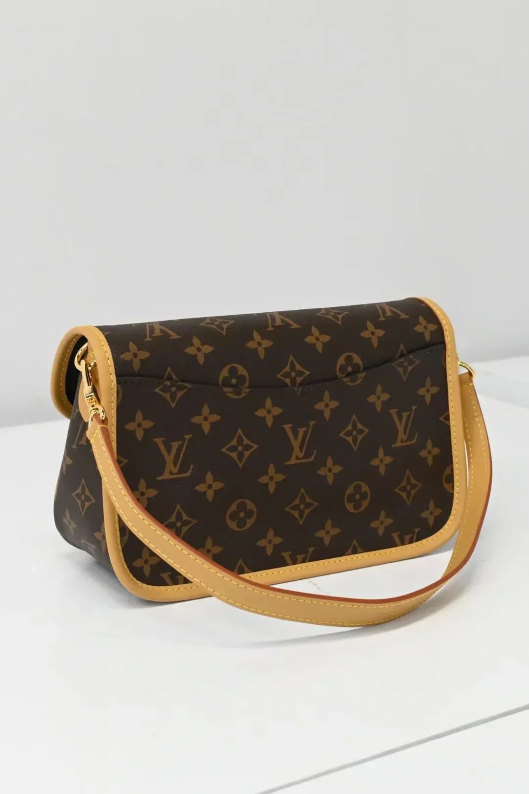 빈티지에서 영감을 받은 박스 핸드백