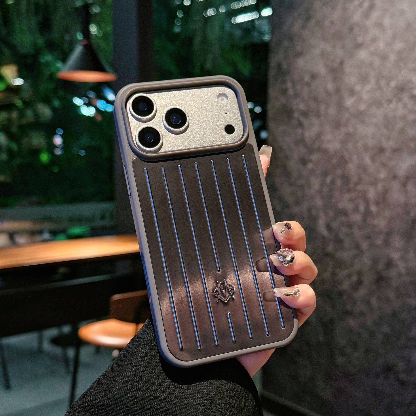Θήκη iPhone με ραβδώσεις μεταλλική πανοπλία – Κομψή προστασία εμπνευσμένη από τα ταξίδια