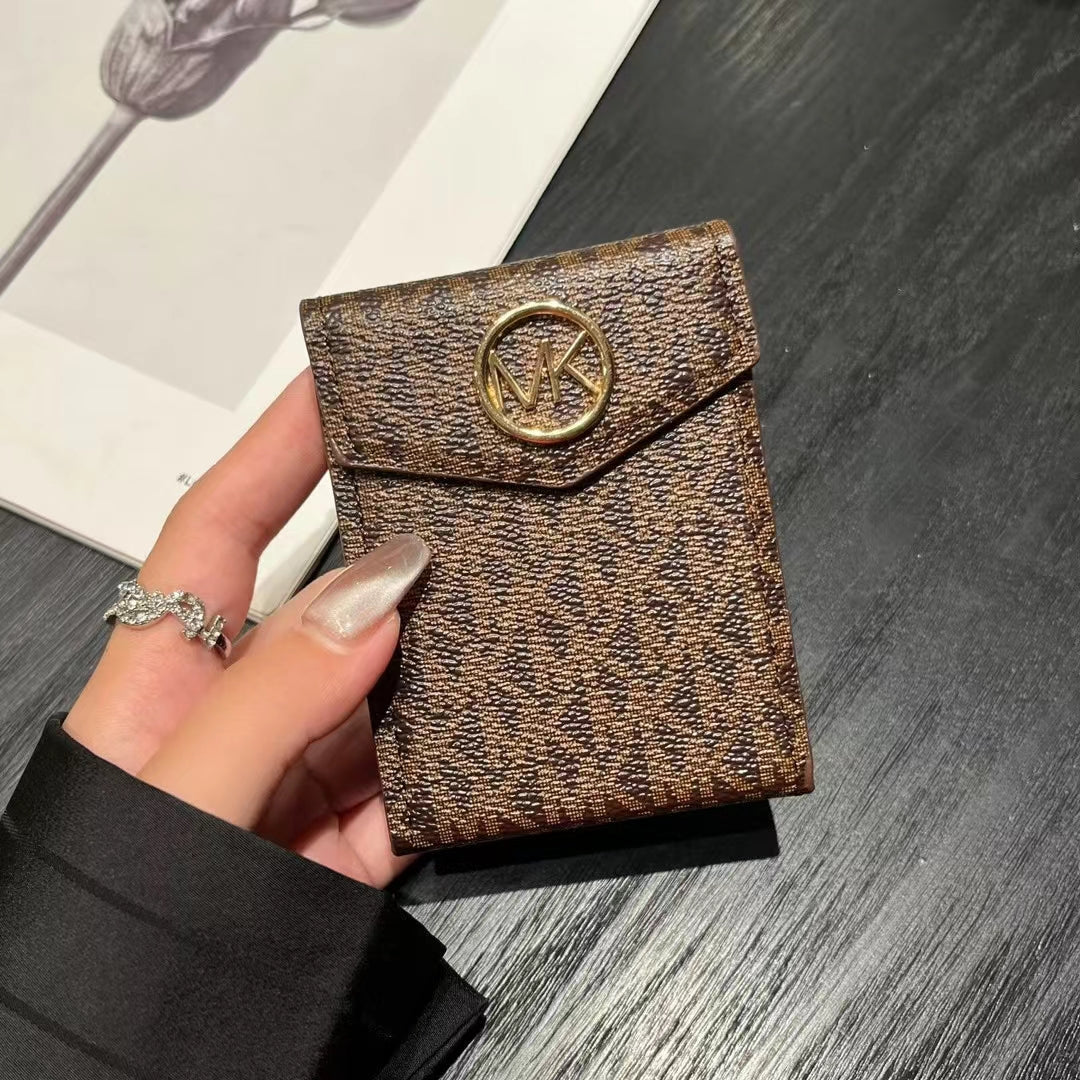 Luxusní peněženky na karty s monogramy inspirované MK & CO