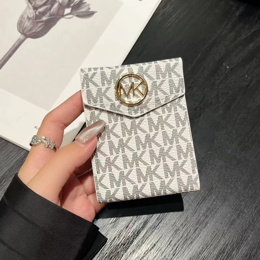 Luxusní peněženky na karty s monogramy inspirované MK & CO