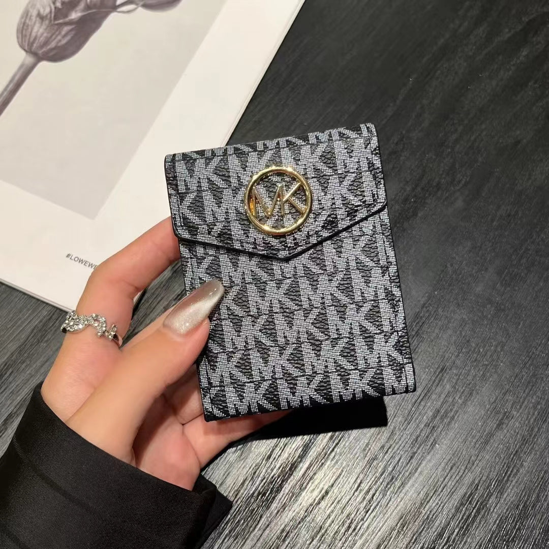 Luxusní peněženky na karty s monogramy inspirované MK & CO