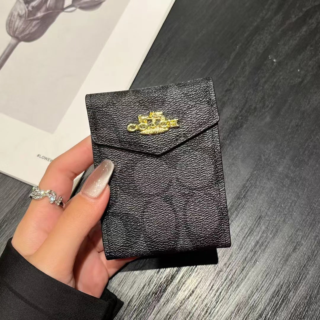 Luxusní peněženky na karty s monogramy inspirované MK & CO