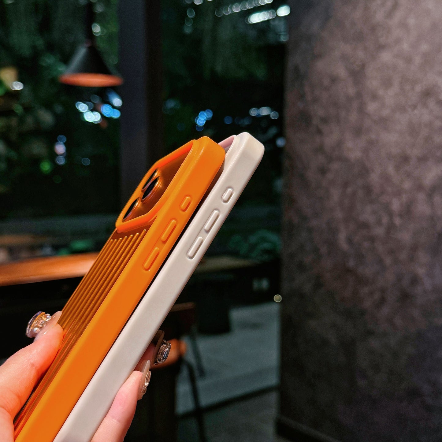 Θήκη iPhone με ραβδώσεις μεταλλική πανοπλία – Κομψή προστασία εμπνευσμένη από τα ταξίδια