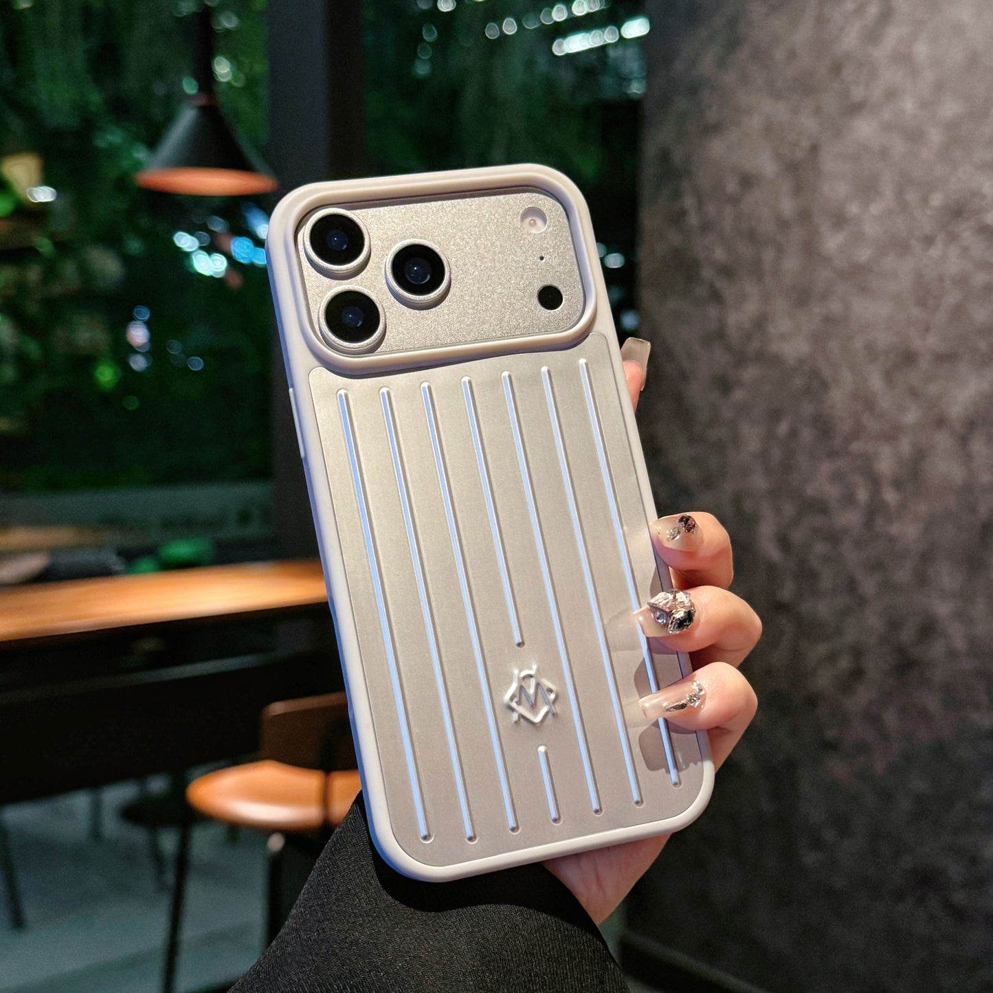 Θήκη iPhone με ραβδώσεις μεταλλική πανοπλία – Κομψή προστασία εμπνευσμένη από τα ταξίδια