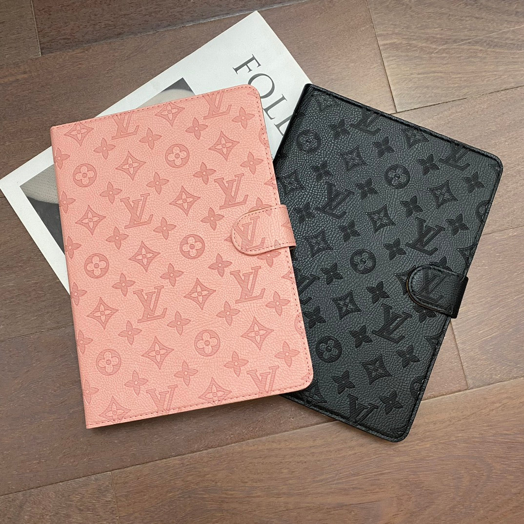 Fondina con monogramma in tela goffrata 3D Apple iPad Flip Cover con funzione di supporto