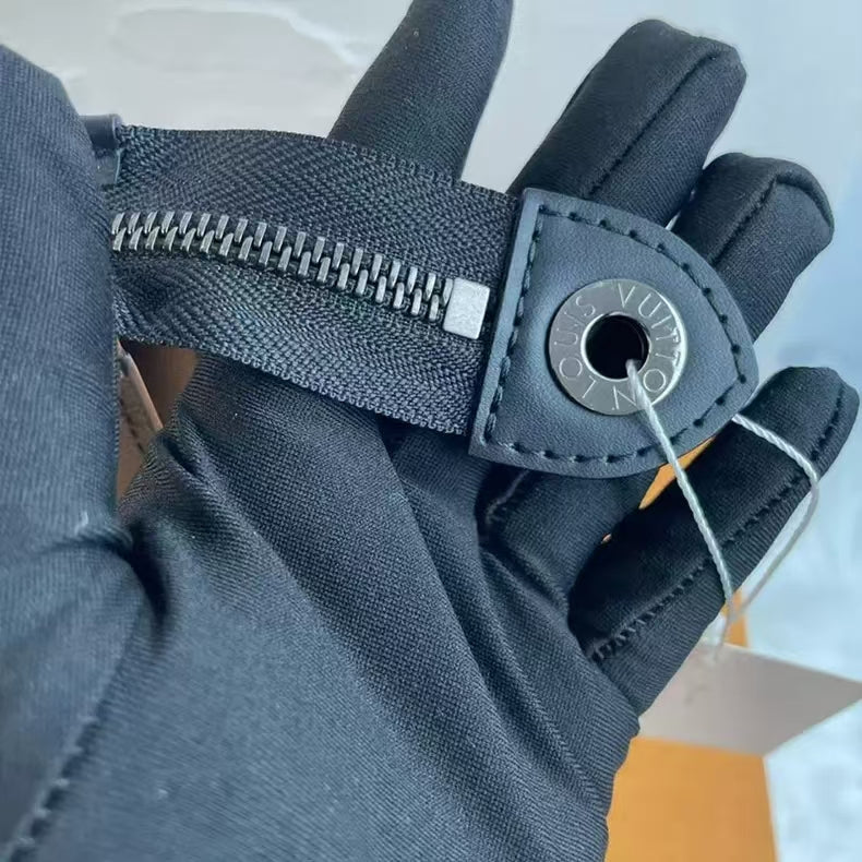 Pochette con monogramma urbano