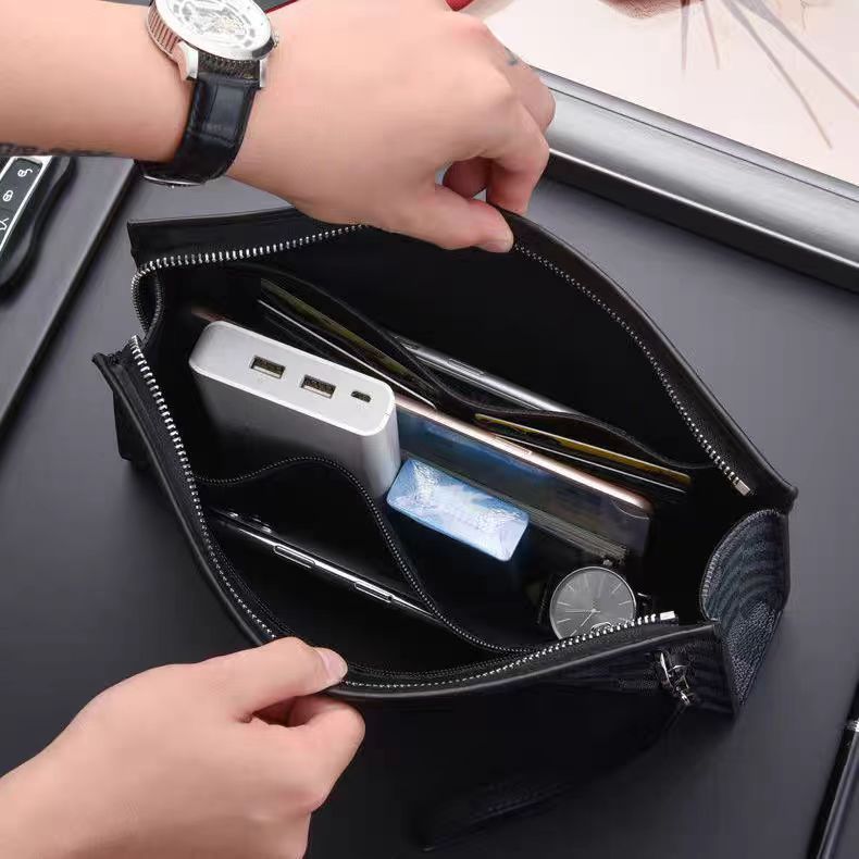 Pochette con monogramma urbano