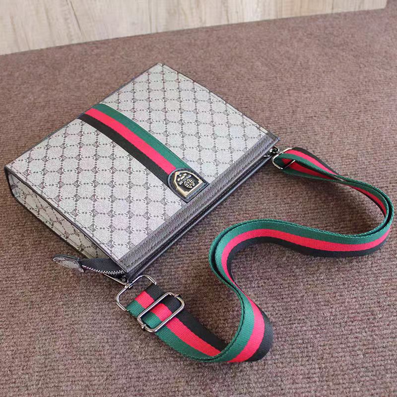 Pochette con monogramma urbano 002