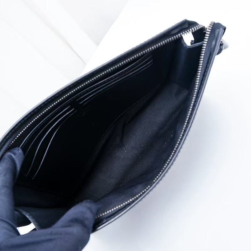 Pochette con monogramma urbano