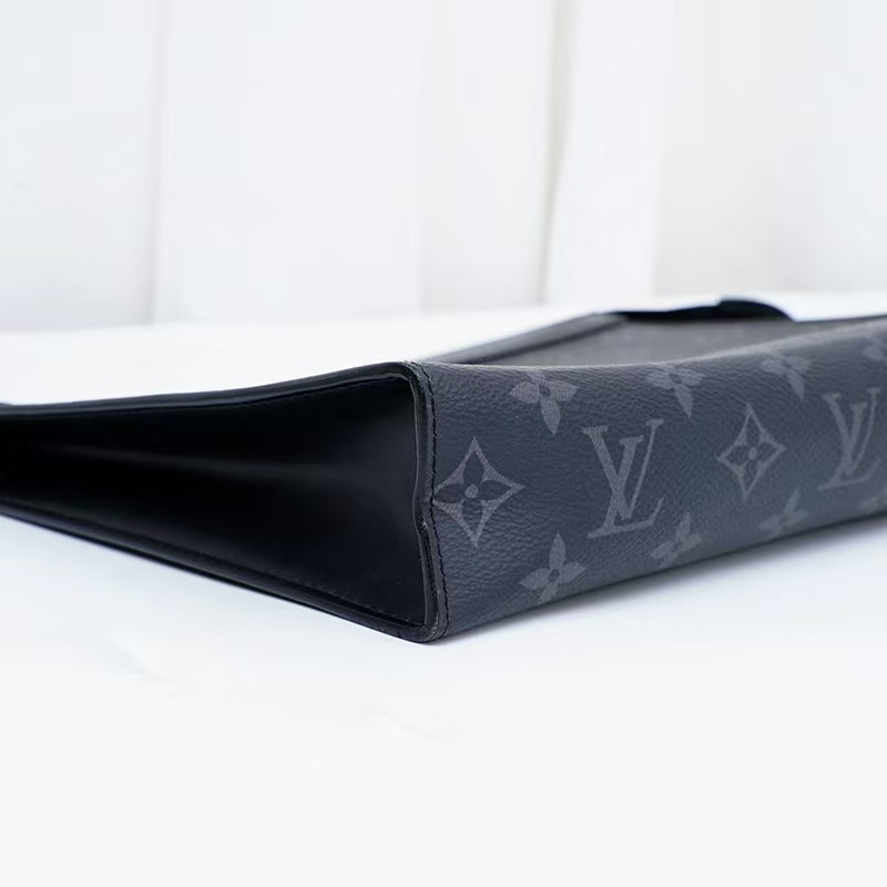 Pochette con monogramma urbano