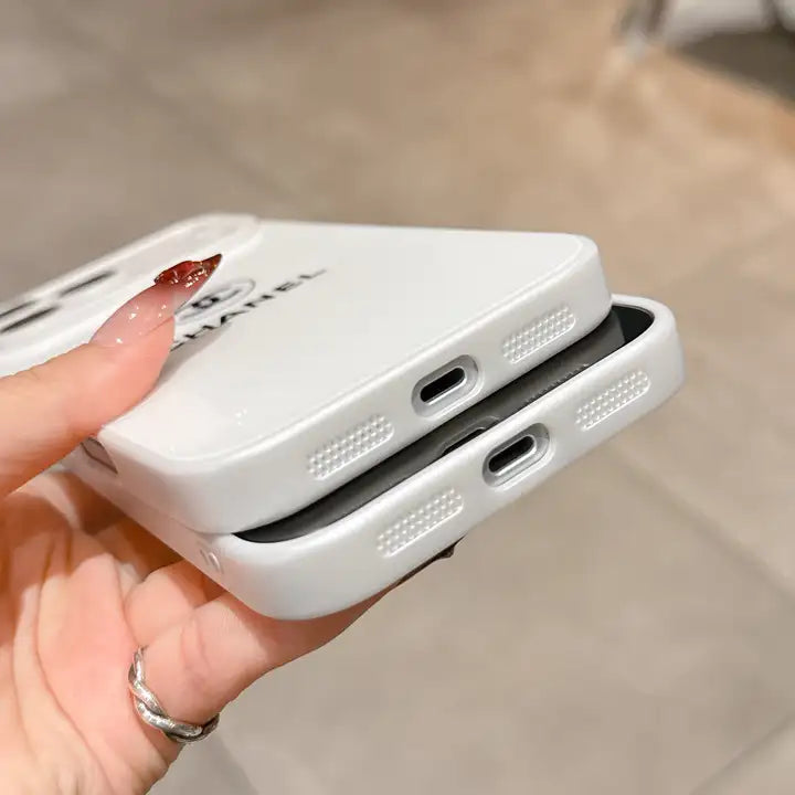 Klasický minimalistický luxusní obal na iPhone – White Gloss Edition