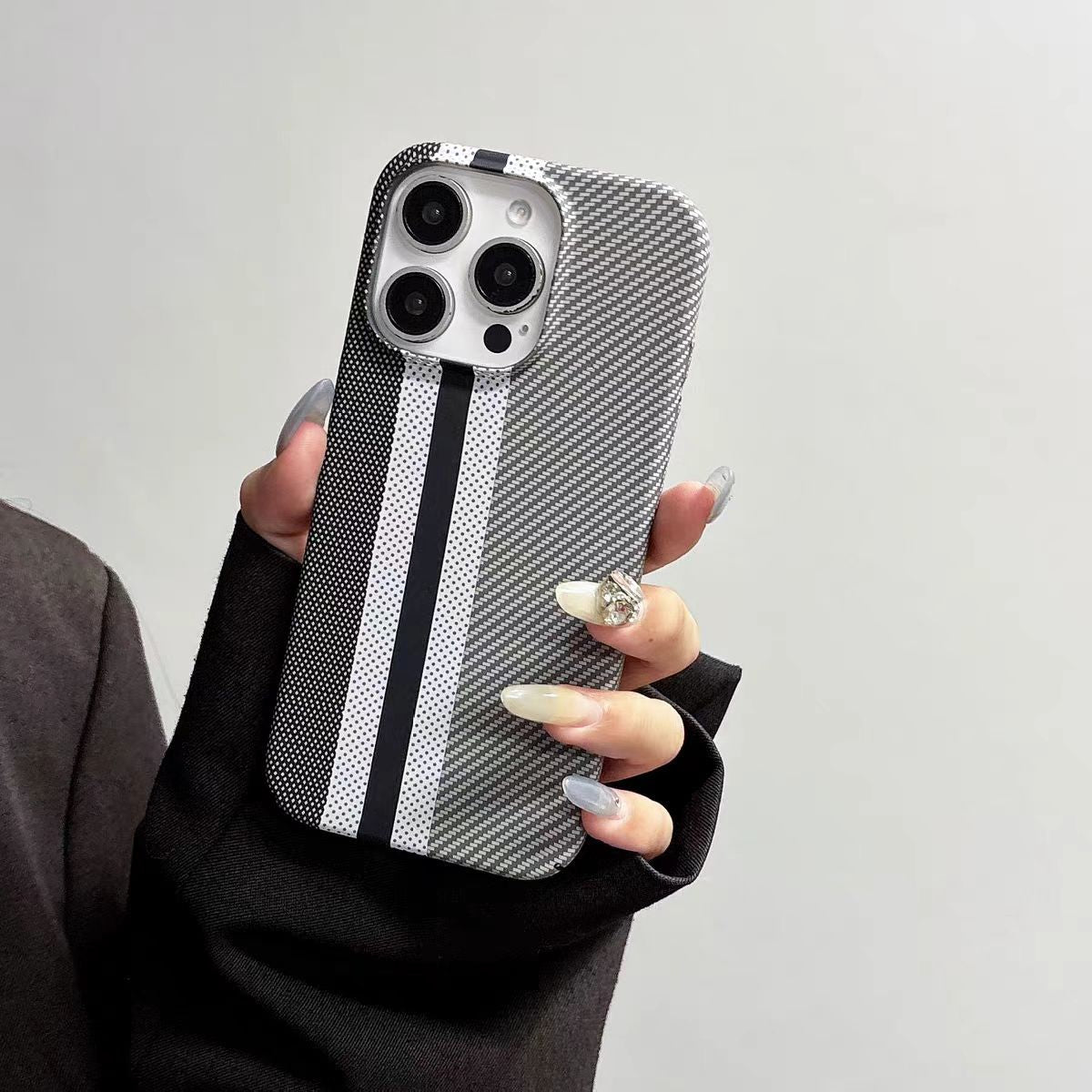 Minimalistické pouzdro na telefon s barevným vzorem z uhlíkových vláken