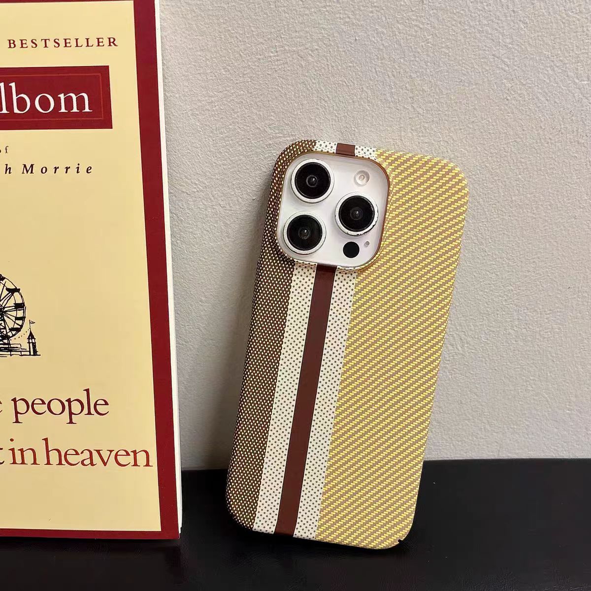 Minimalistické pouzdro na telefon s barevným vzorem z uhlíkových vláken