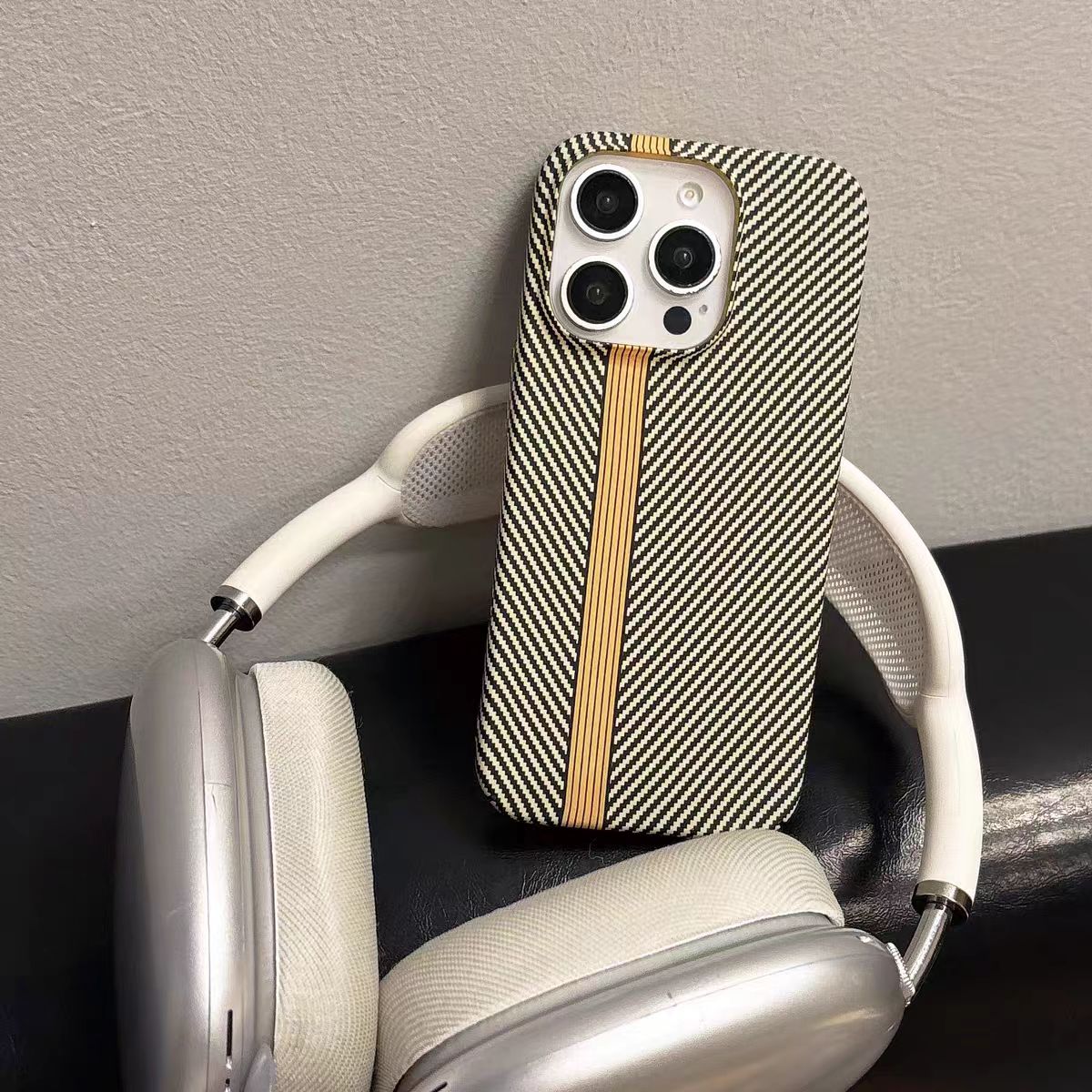 Minimalistické pouzdro na telefon s barevným vzorem z uhlíkových vláken