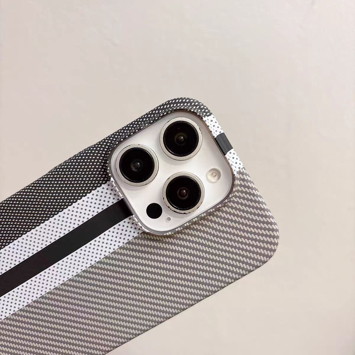 Minimalistické pouzdro na telefon s barevným vzorem z uhlíkových vláken