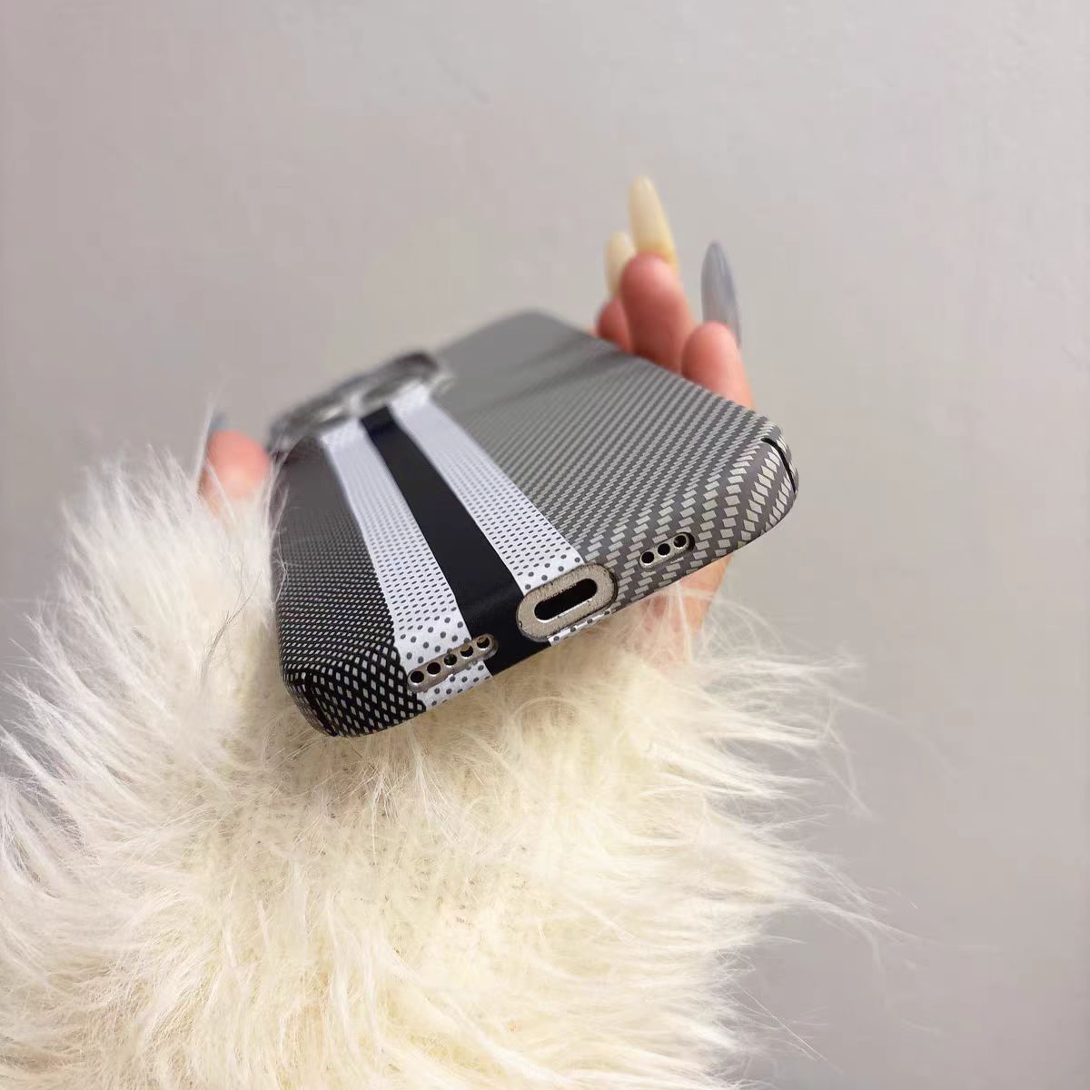 Minimalistické pouzdro na telefon s barevným vzorem z uhlíkových vláken