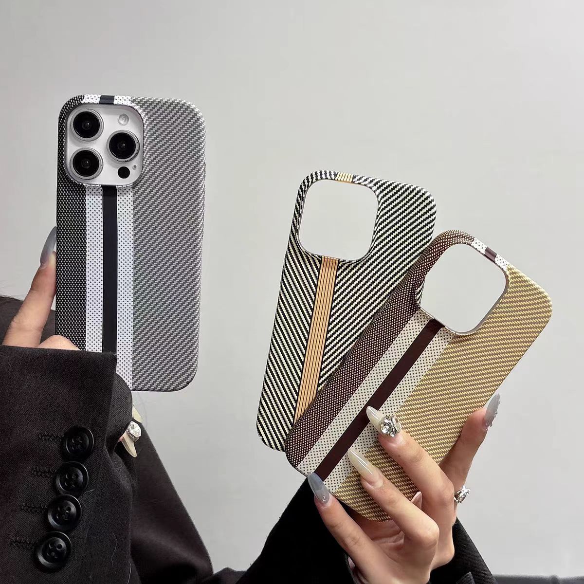 Minimalistické pouzdro na telefon s barevným vzorem z uhlíkových vláken