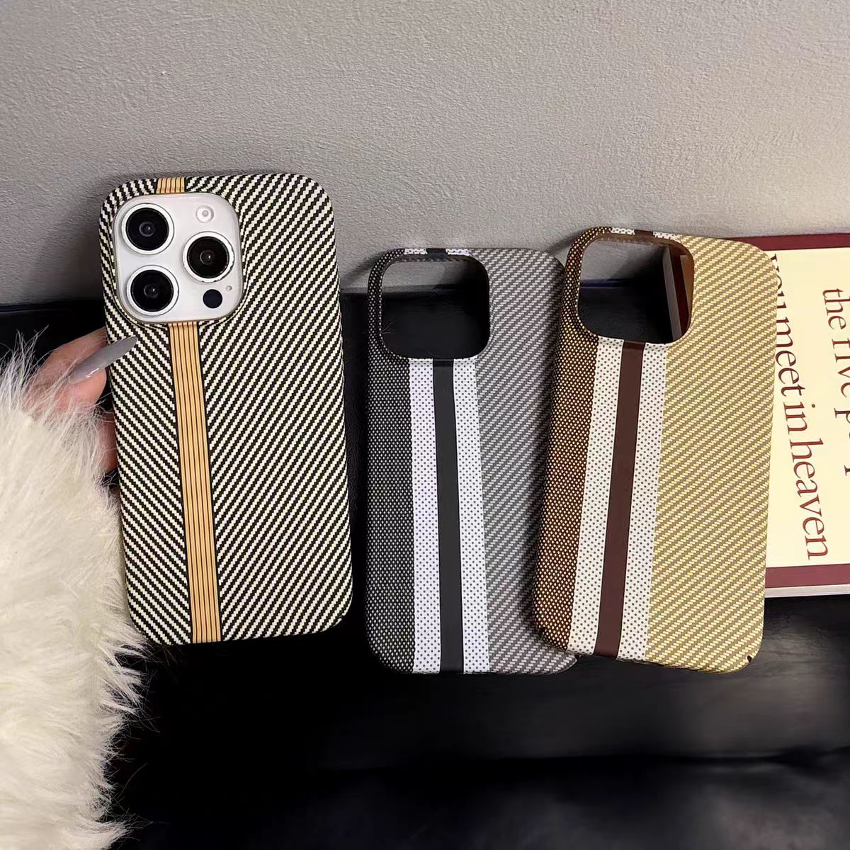 Minimalistické pouzdro na telefon s barevným vzorem z uhlíkových vláken