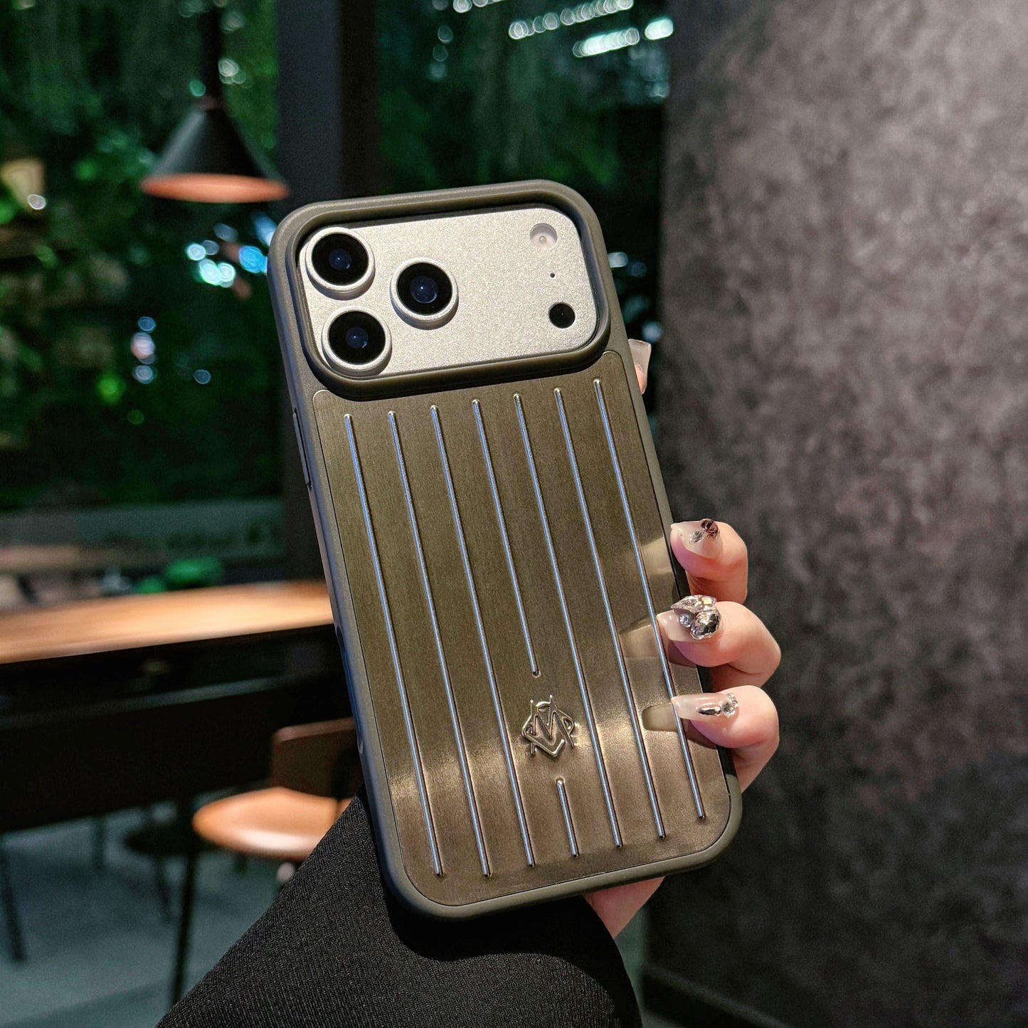 Θήκη iPhone με ραβδώσεις μεταλλική πανοπλία – Κομψή προστασία εμπνευσμένη από τα ταξίδια