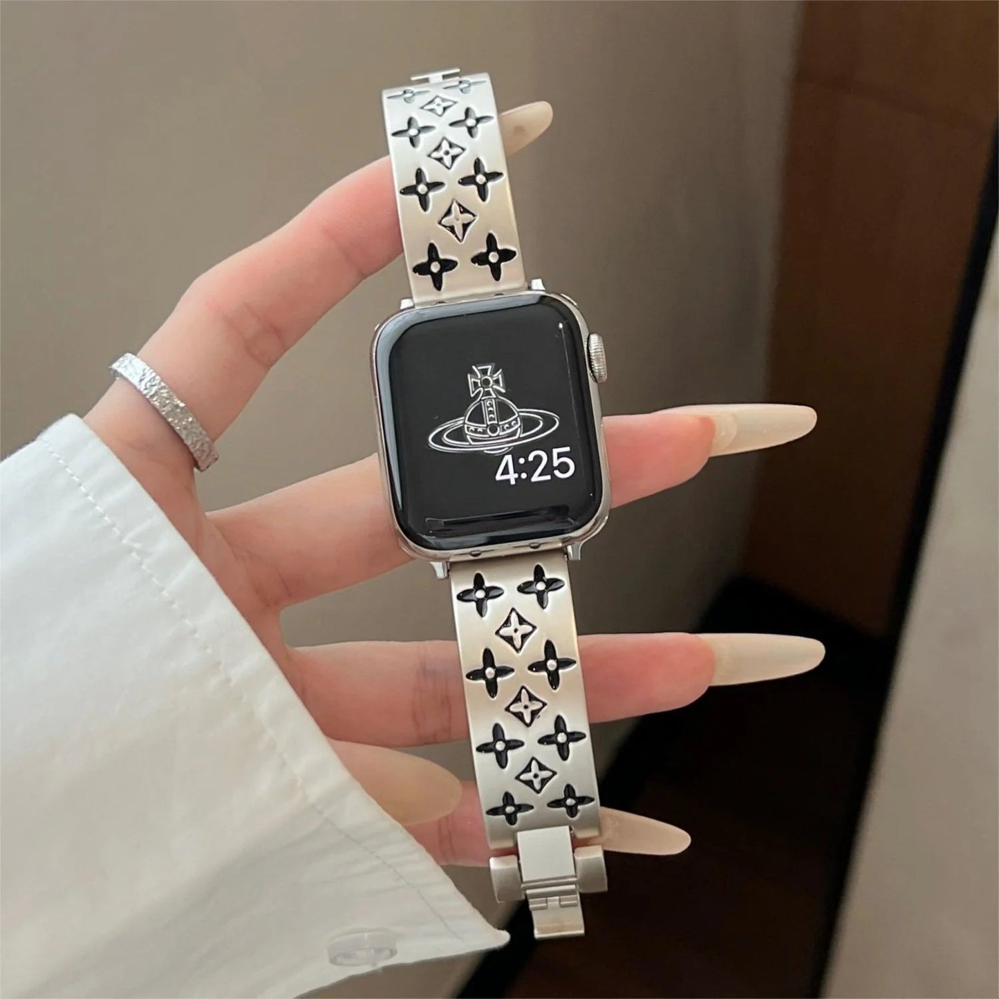RELIÉFOVANÝ KOVOVÝ ŘEMÍN NA HODINKY APPLE