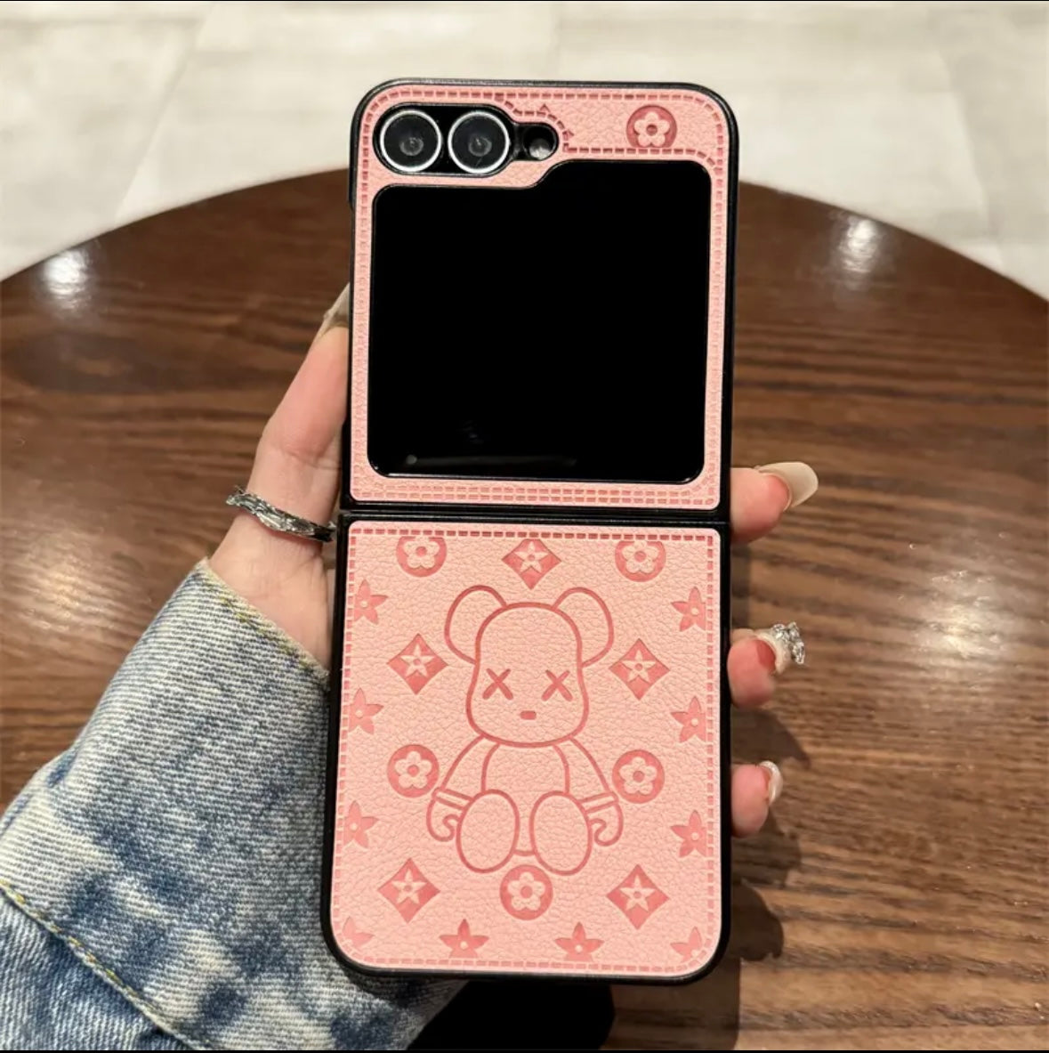 「Samsung Z Flip シリーズ レザー製折りたたみ式落下防止携帯電話ケース、フィンガー リング バックル デザイン付き」