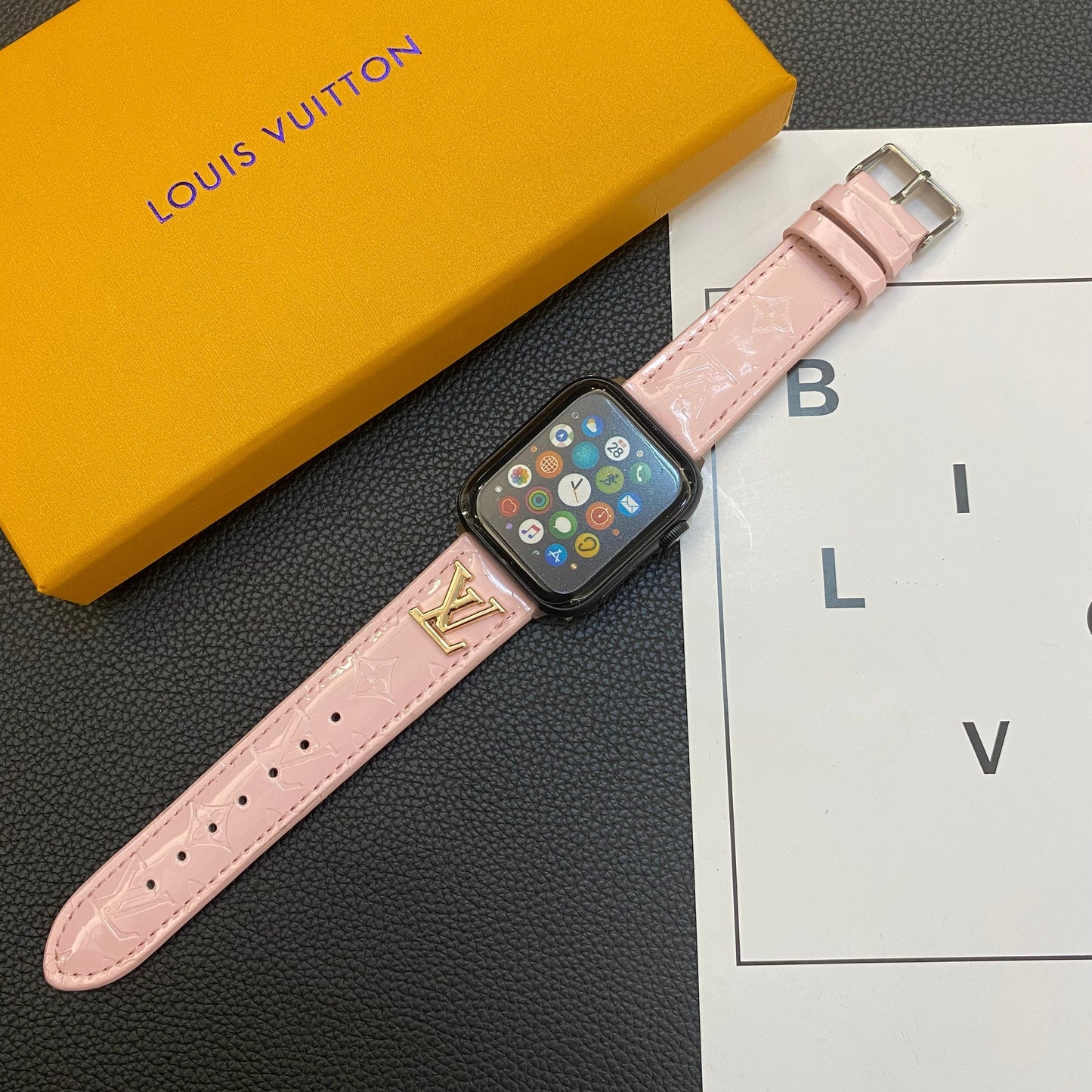 LESKLY KOŽENÝ ŘEMÍK NA HODINKY APPLE LUXUSNÍ KOVOVÉ LOGO