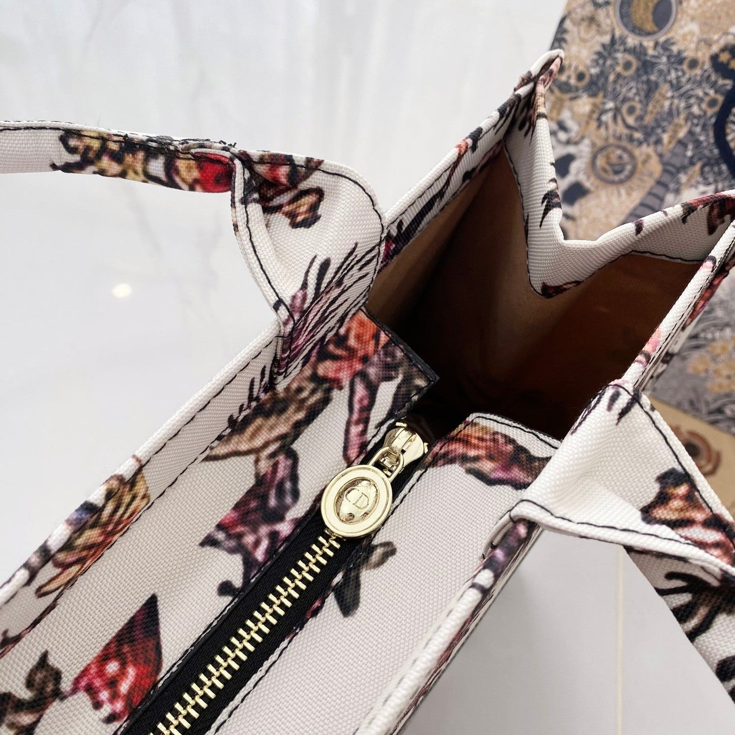 Шик<tАМП>Префињено: лагана луксузна кожна торба