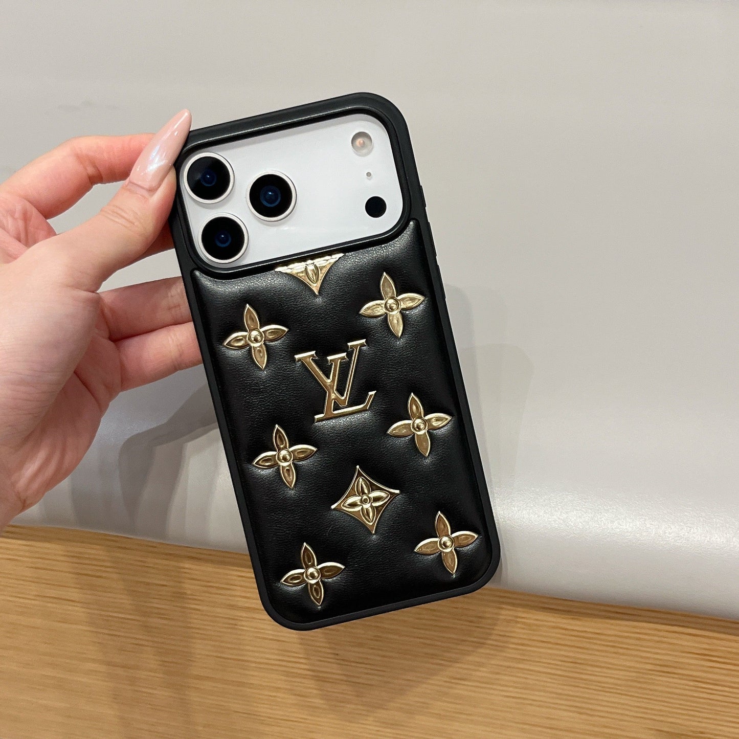 Luxusní 3D embosovaný designový obal na iPhone