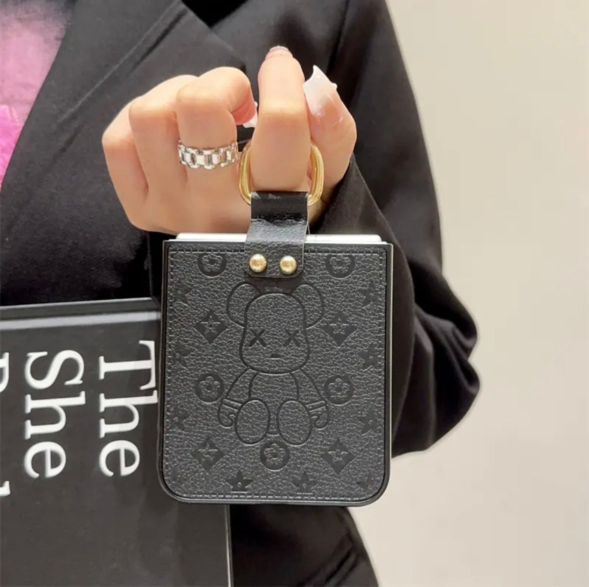 「Samsung Z Flip シリーズ レザー製折りたたみ式落下防止携帯電話ケース、フィンガー リング バックル デザイン付き」