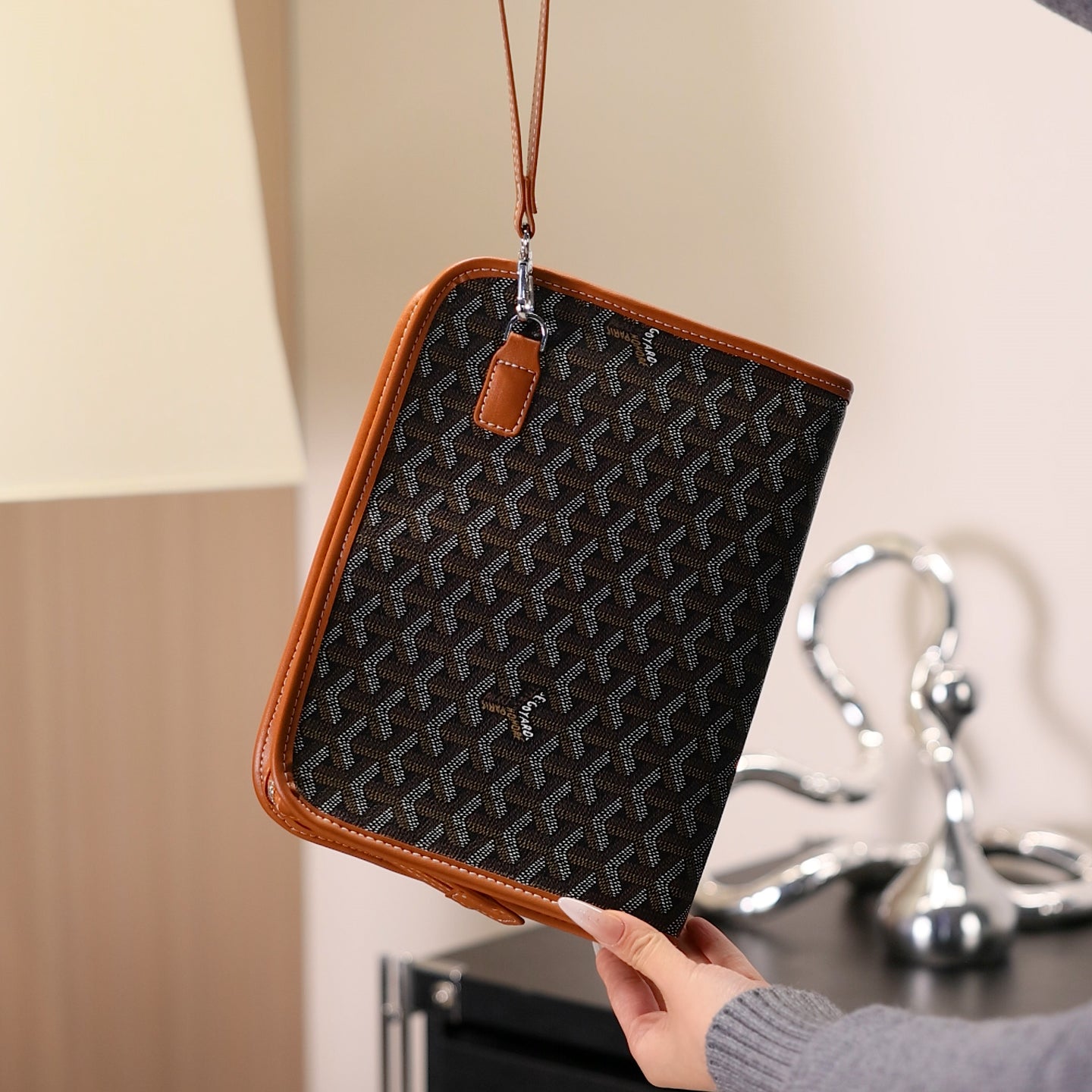 Spojka na zápěstí s luxusním vzorem — kabelka v designovém stylu na zip s odnímatelným popruhem