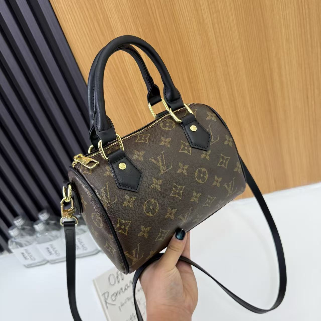 Klasická taška Monogram Mini Barrel Bag