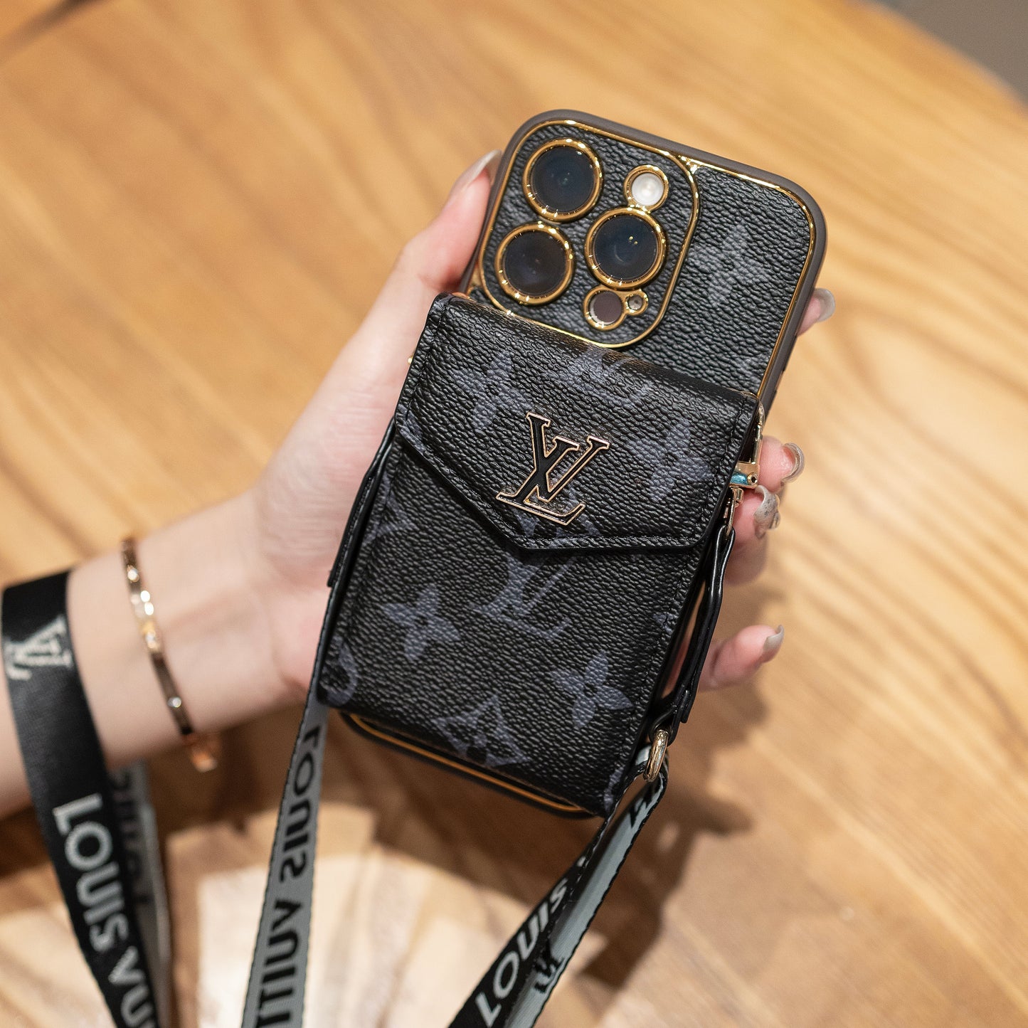 Klasické pouzdro na iPhone v luxusním pouzdru na karty