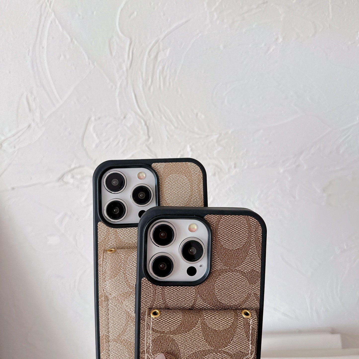 Klasické pouzdro na iPhone s držákem karty a popruhem světle hnědé -SJ240513