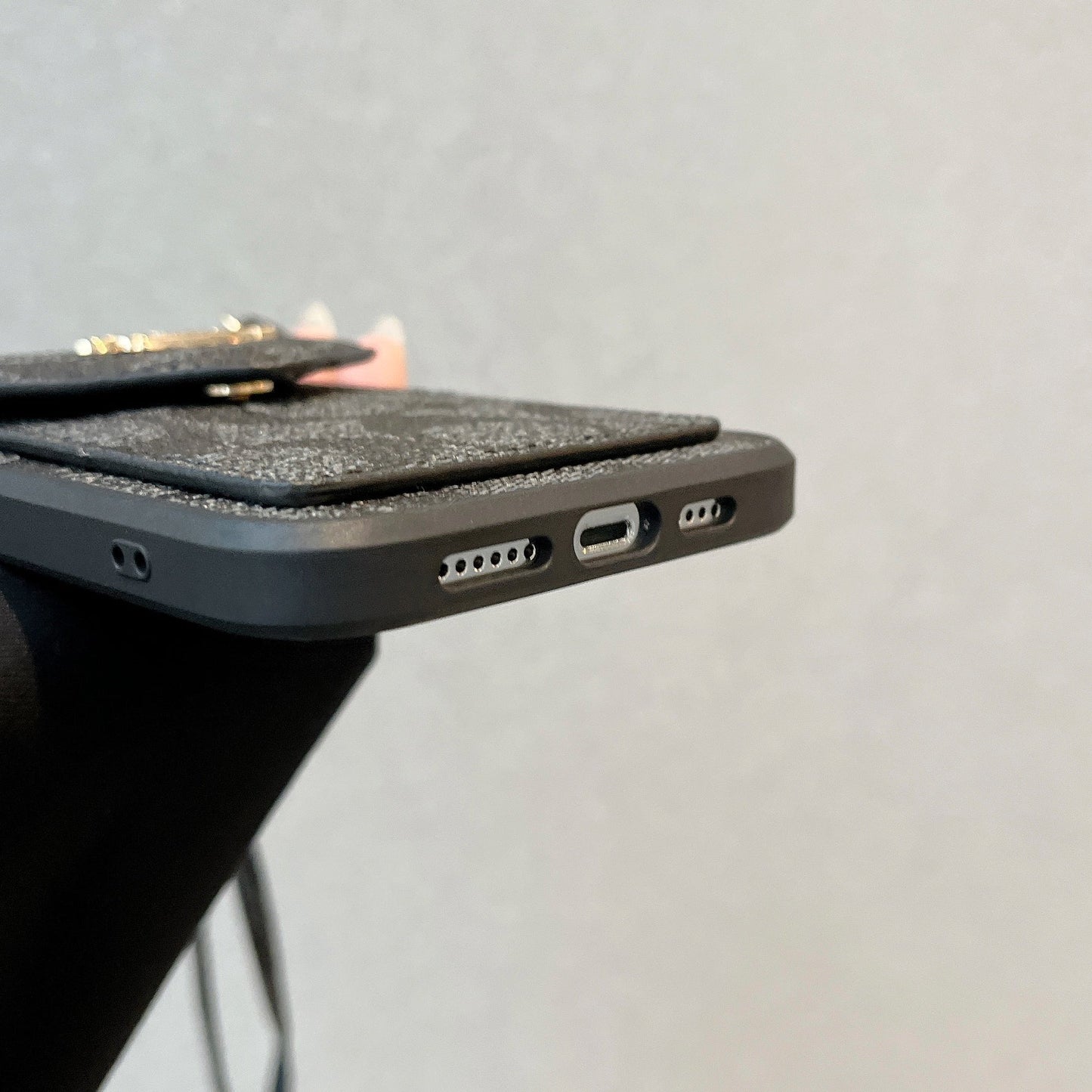 Klasické pouzdro na iPhone s držákem karty a popruhem světle černé -SJ240513