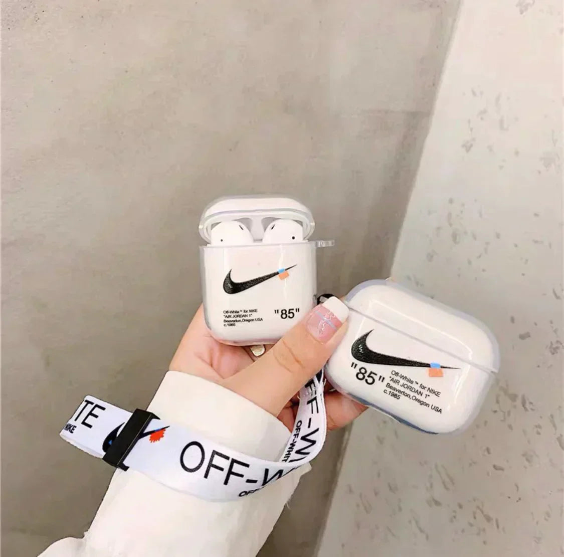 حافظات AirPods من نايك باللون الأبيض الفاتح