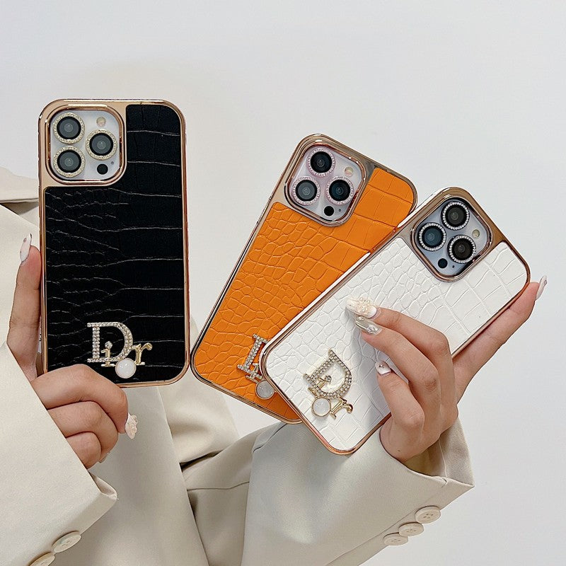 Módní pouzdro na iPhone z růžového zlata s diamantovým logem