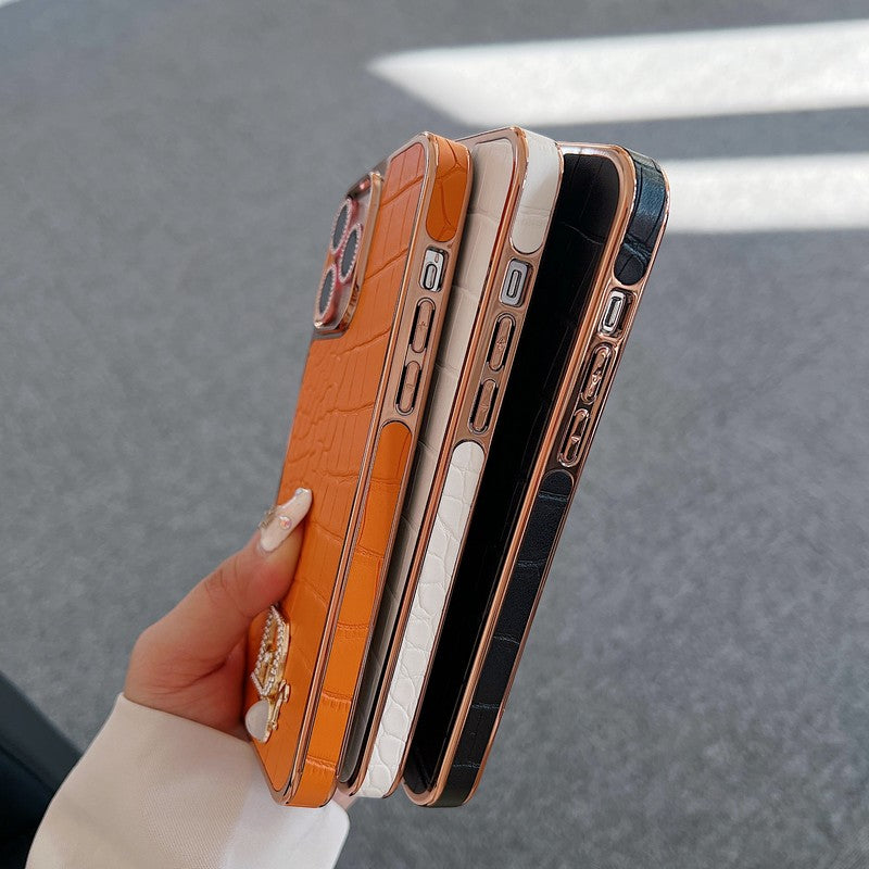 Módní pouzdro na iPhone z růžového zlata s diamantovým logem