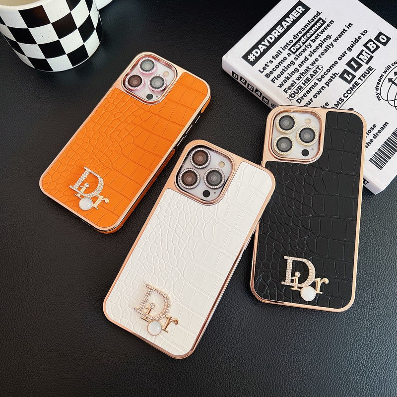 Módní pouzdro na iPhone z růžového zlata s diamantovým logem