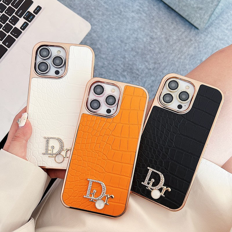 Módní pouzdro na iPhone z růžového zlata s diamantovým logem