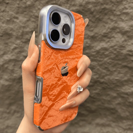 Samtige iPhone-Hülle mit Schneestruktur und galvanisiertem Rahmen