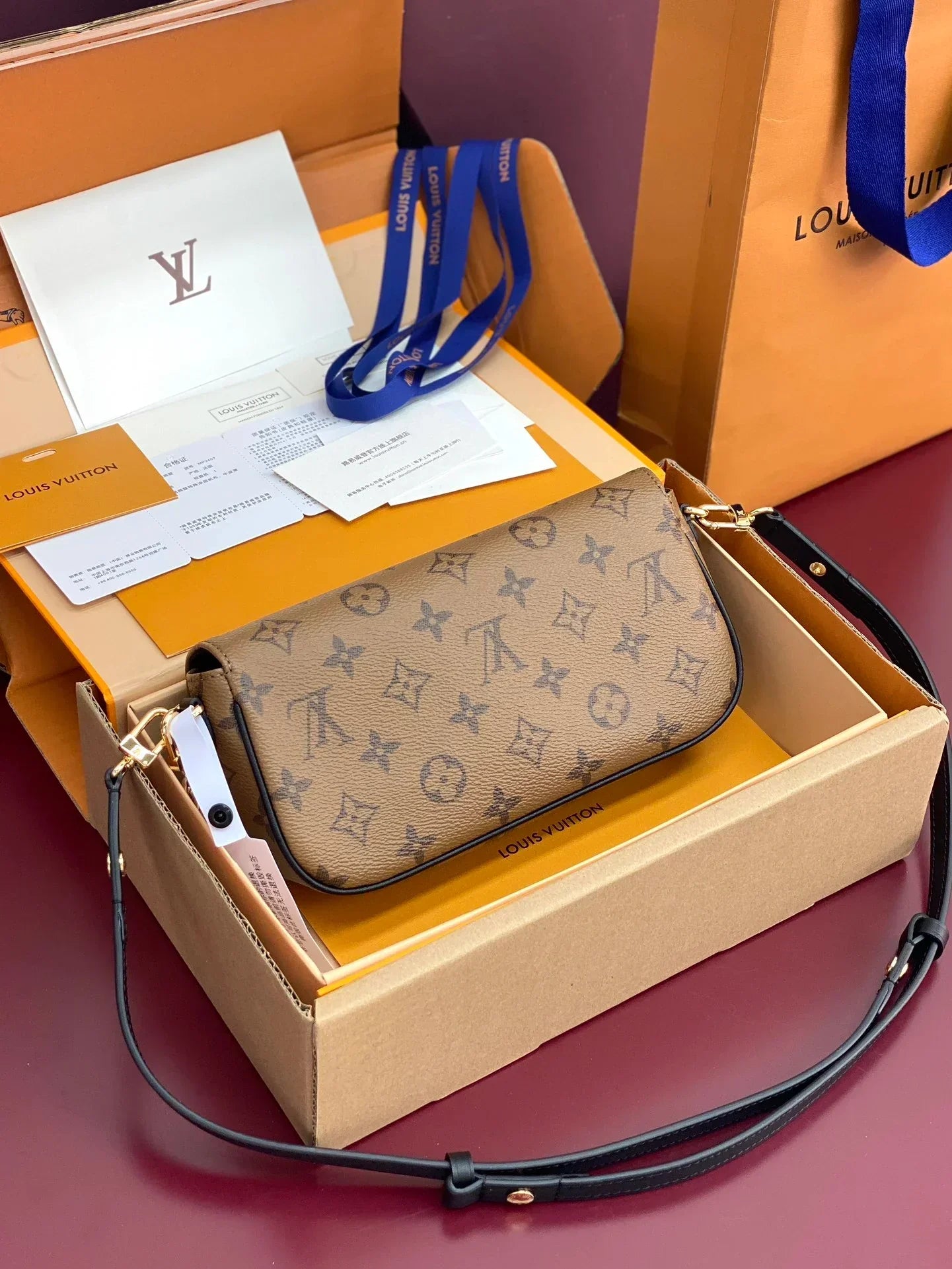 Luxusní klasická taška přes rameno s monogramem