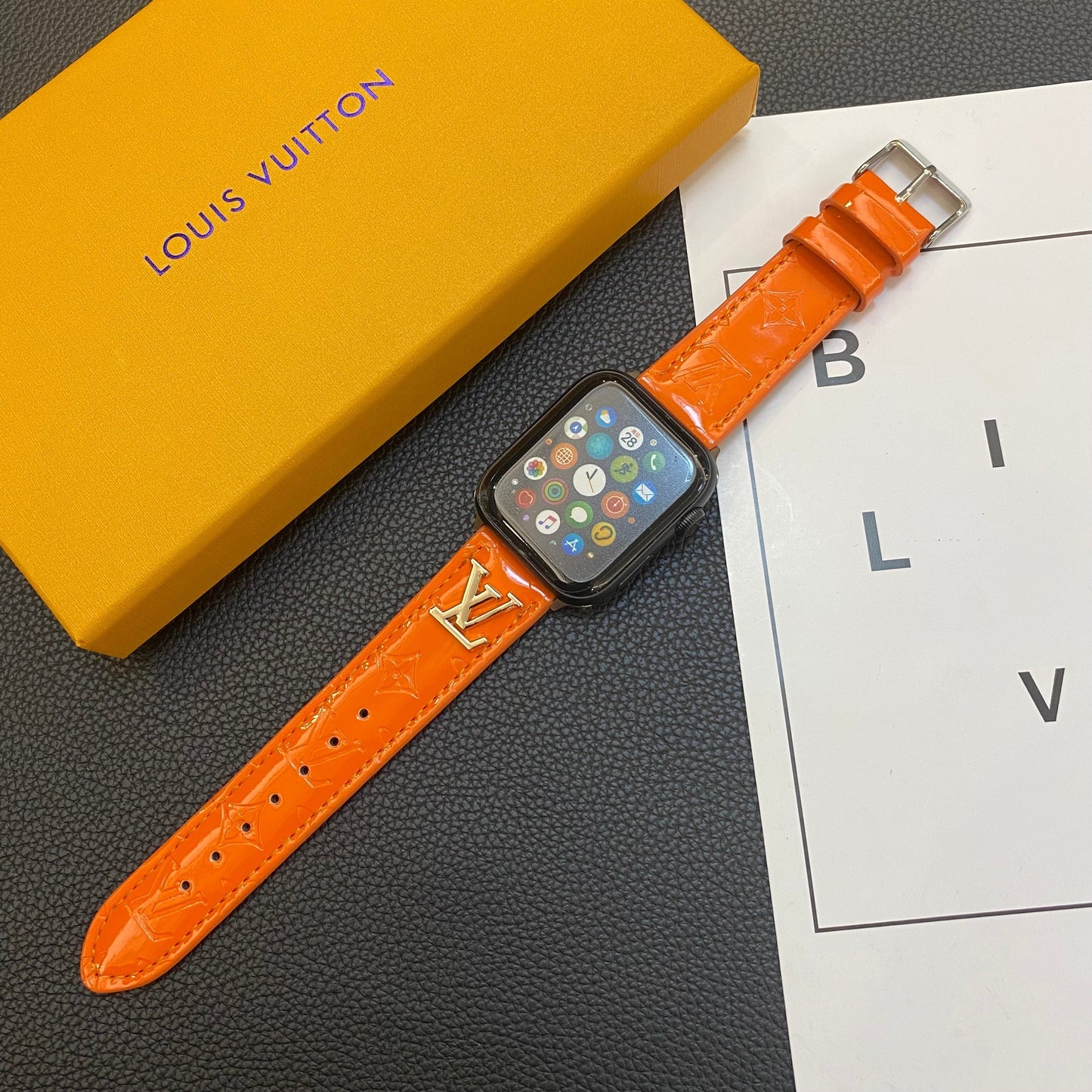 LESKLY KOŽENÝ ŘEMÍK NA HODINKY APPLE LUXUSNÍ KOVOVÉ LOGO