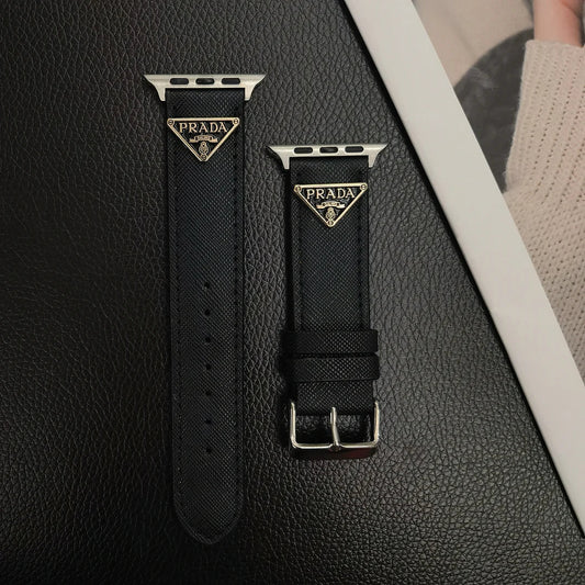 더블 트라이앵글 모노그램 라벨 가죽 Apple Watch 밴드