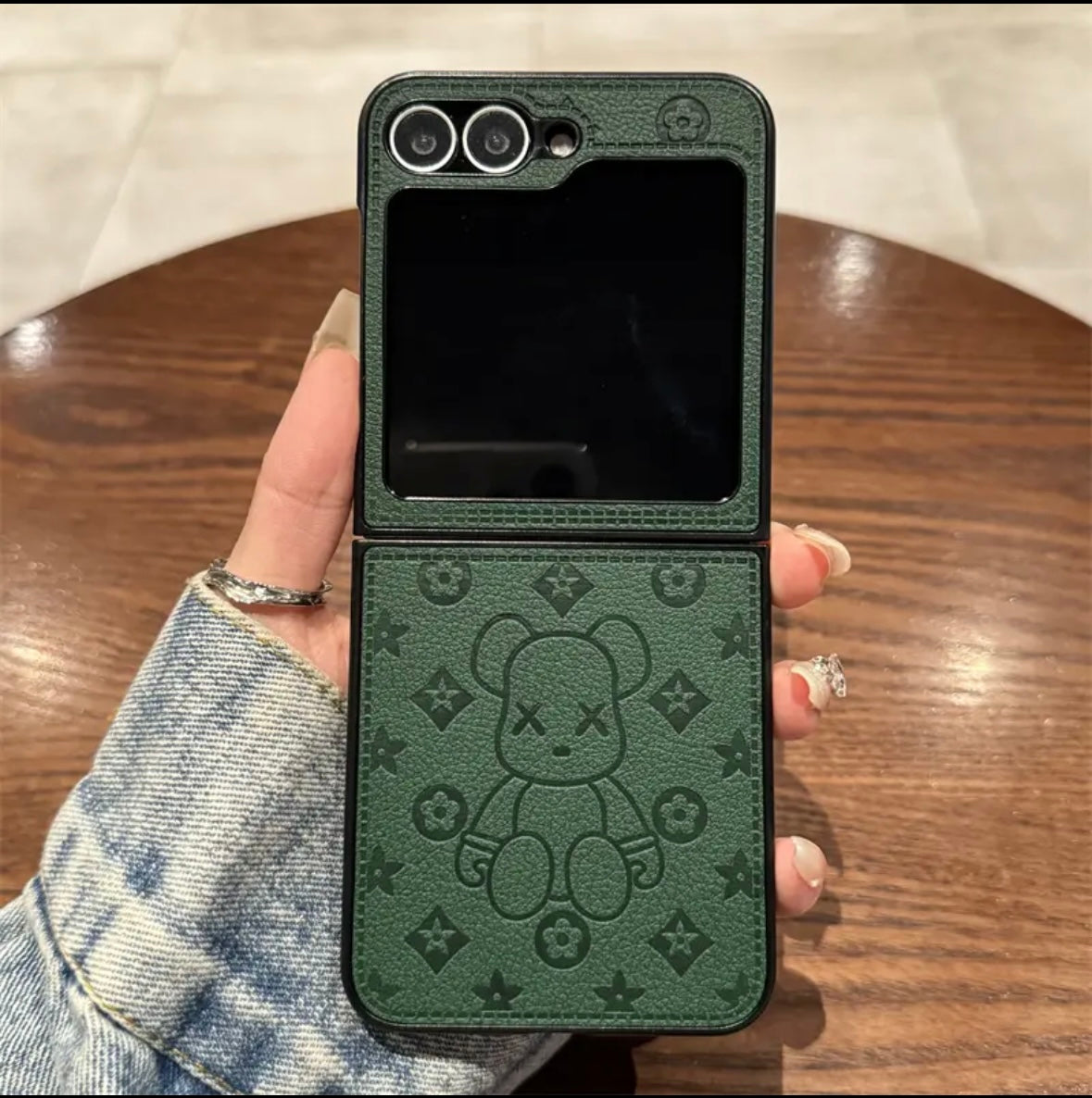 「Samsung Z Flip シリーズ レザー製折りたたみ式落下防止携帯電話ケース、フィンガー リング バックル デザイン付き」