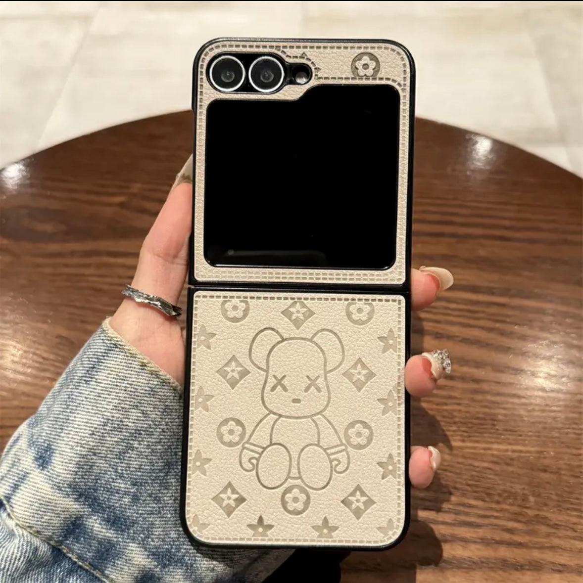 「Samsung Z Flip シリーズ レザー製折りたたみ式落下防止携帯電話ケース、フィンガー リング バックル デザイン付き」